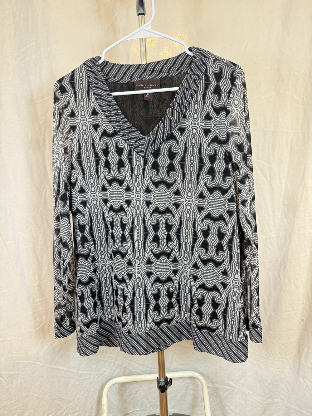 Dana Buchman Black & White Geometric V-Neck Long Sleeve Top